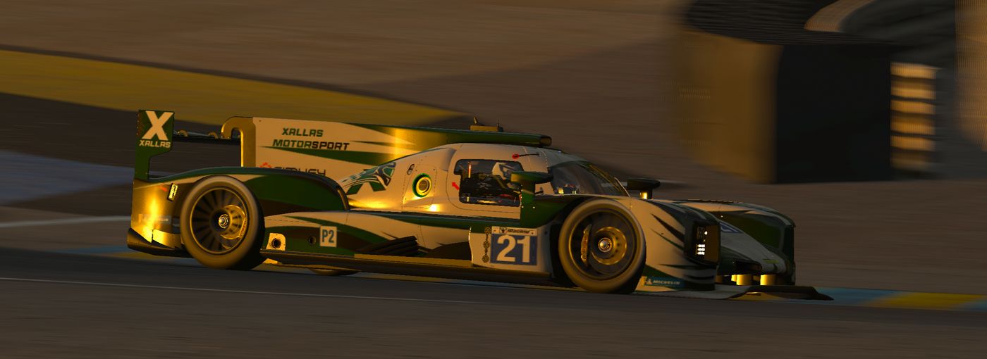 El LMP2 número 21 de Xallas MotorSport de perfil, en verde y blanco, rodando en Le Mans con luz dorada.