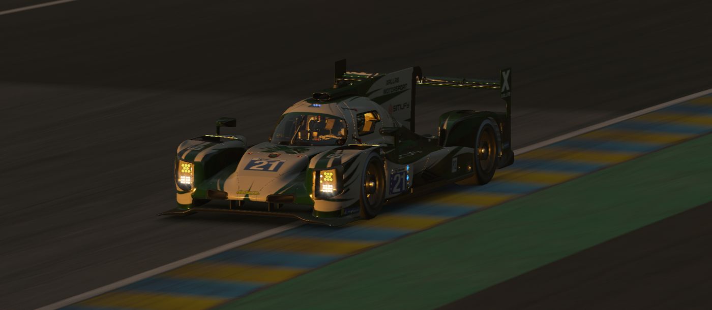 El 21 con los faros encendidos durante el tramo nocturno de la carrera.