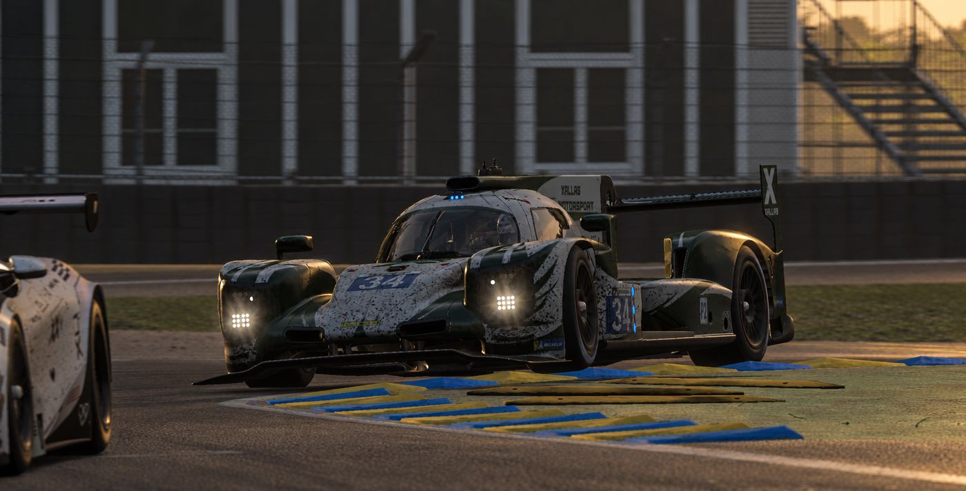 El 34, sucio de carrera, pisando los pianos junto a otro LMP2 al amanecer.