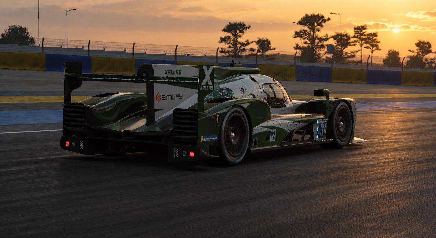 Vista trasera del 34 con el sol poniéndose sobre el circuito.