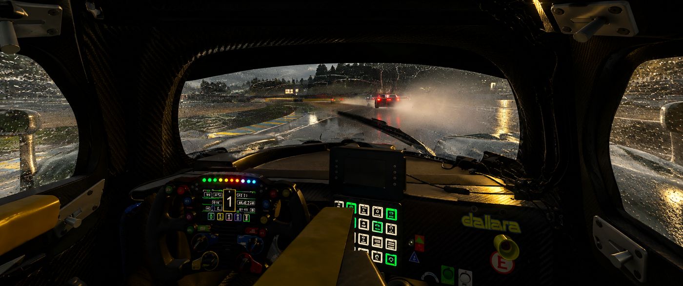 Vista desde el cockpit del 34 con el parabrisas lleno de gotas y el limpia en marcha, siguiendo a otro coche bajo la lluvia.