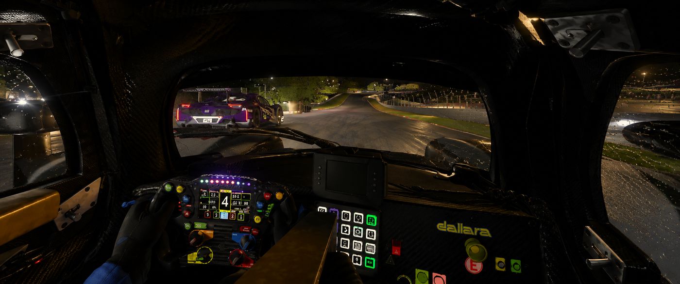 Vista desde el cockpit del 34, de noche, detrás de un GT morado en una subida de Road Atlanta.