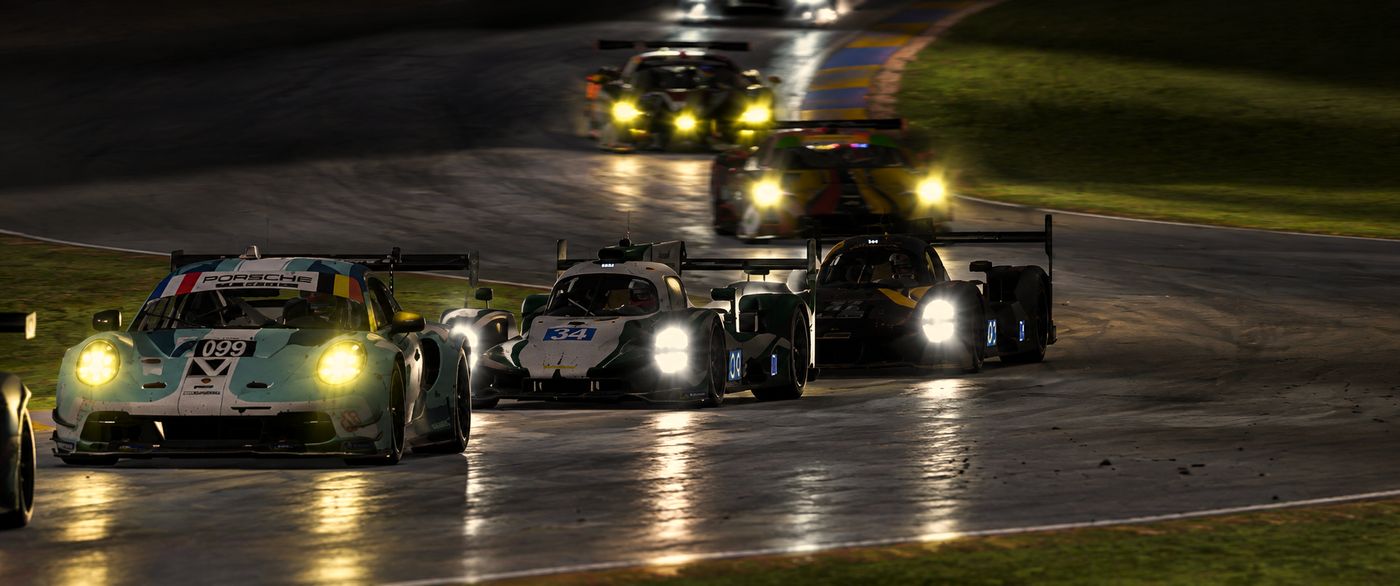 El 34 entre un Porsche 911 y otro LMP2, abriéndose paso por el tráfico con la pista mojada y de noche.