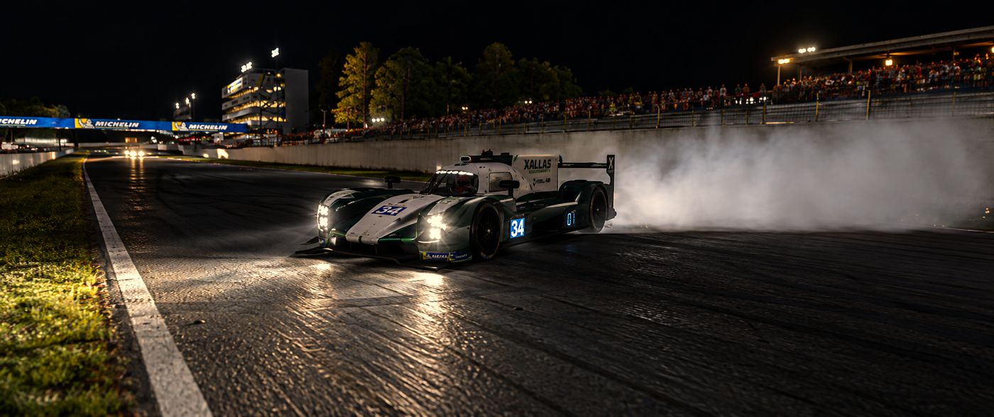 El 34 haciendo trompos delante de la grada llena de Road Atlanta, de noche, envuelto en el humo de los neumáticos.