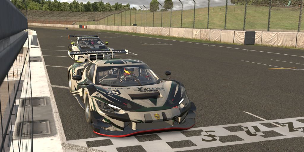 El Ferrari número 25 de Xallas MotorSport sobre la línea de meta de Suzuka, con otro GT3 detrás.